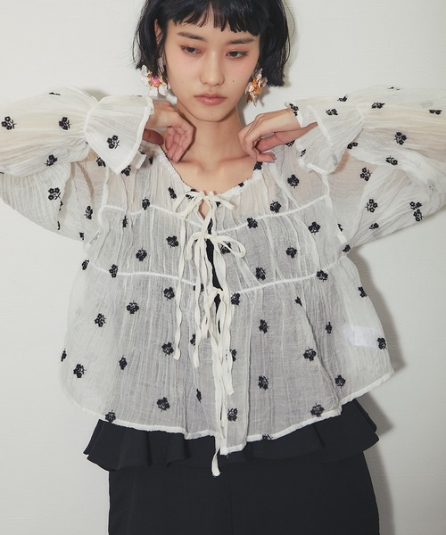 ANOTHER S(アナザーエス)の「楊柳 花刺繍フロントリボン前後2wayブラウス(シャツ/ブラウス・レディース・オフホワイト/ブラック/サックスブルー・FREE)」の11枚目の写真