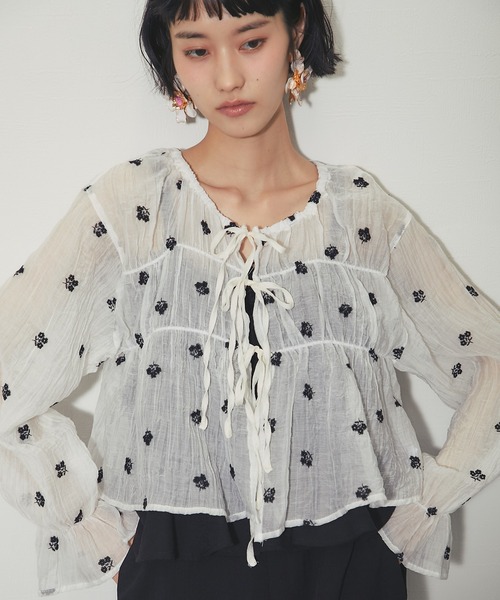 ANOTHER S(アナザーエス)の「楊柳 花刺繍フロントリボン前後2wayブラウス(シャツ/ブラウス・レディース・オフホワイト/ブラック/サックスブルー・FREE)」の13枚目の写真