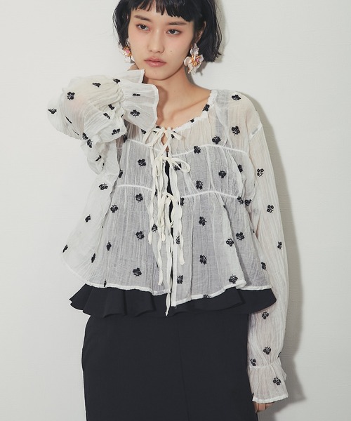 ANOTHER S(アナザーエス)の「楊柳 花刺繍フロントリボン前後2wayブラウス(シャツ/ブラウス・レディース・オフホワイト/ブラック/サックスブルー・FREE)」の22枚目の写真