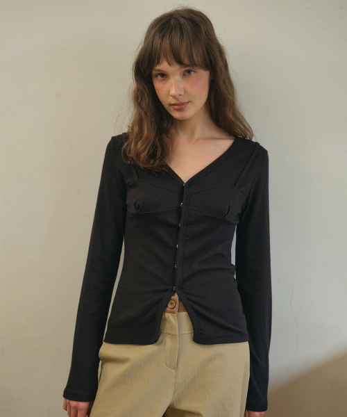 OURNOSTALGIA(アワー ノスタルジア)の「Undertone bustier cardigan_Black(O25-TP21)(Tシャツ/カットソー・レディース・ブラック・FREE)」の2枚目の写真