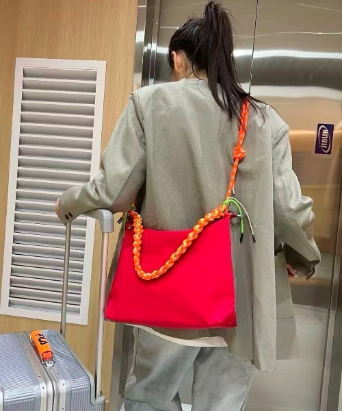 Lips（リップス）の「カラフルロープがアクセント！軽やかに持てるトレンドライクなショルダーバッグ（ショルダーバッグ・レディース・グレー/パープル/グリーン/ブラック/レッド/アイボリー・FREE）」の12枚目の写真