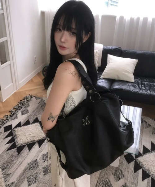 MUCENT(ムセント)の「◇MUCENT◇ブランド直輸入正規品/大容量/PC収納可能/LUMA メタルロゴ レザー クロス ボディバッグ ユニセックス LUMA METAL LOGO LEATHER CROSS SHOULDER BAG UNISEX(ショルダーバッグ・レディース・ブラック・FREE)」の1枚目の写真