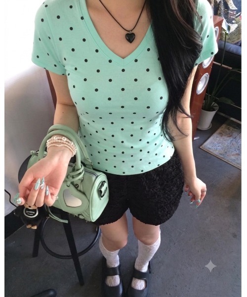 おしゃれスタ(オシャレスタ)の「ドット柄 Vネック Tシャツ(Tシャツ/カットソー・レディース・イエロー/ブラック/ホワイト/ミント・XL/L/S/M)」の1枚目の写真