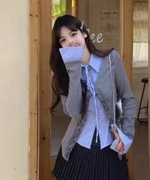 Achic(アシック)の「ストライプシャツレイヤード風フリルカーディガン(シャツ/ブラウス・レディース・グレー・M)」の20枚目の写真