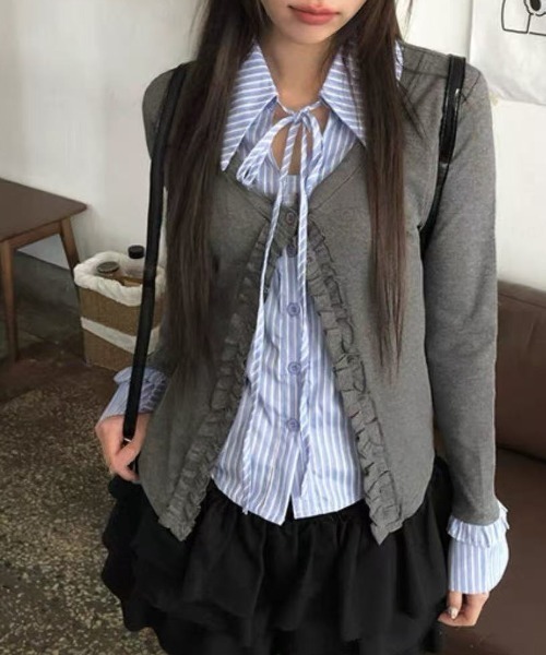 Achic(アシック)の「ストライプシャツレイヤード風フリルカーディガン(シャツ/ブラウス・レディース・グレー・M)」の3枚目の写真