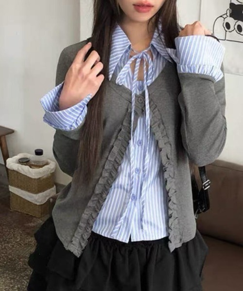 Achic(アシック)の「ストライプシャツレイヤード風フリルカーディガン(シャツ/ブラウス・レディース・グレー・M)」の5枚目の写真
