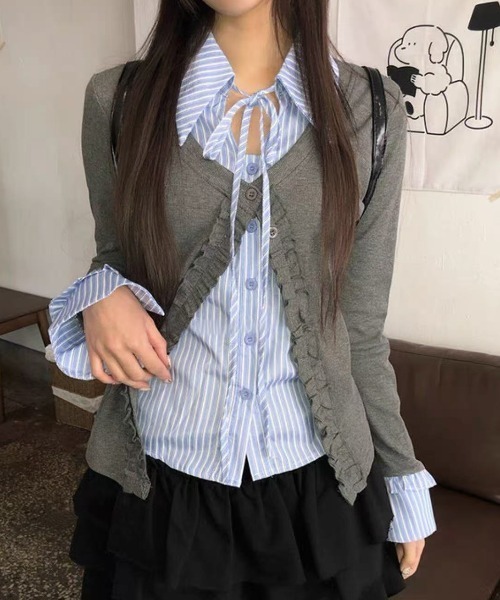 Achic(アシック)の「ストライプシャツレイヤード風フリルカーディガン(シャツ/ブラウス・レディース・グレー・M)」の2枚目の写真
