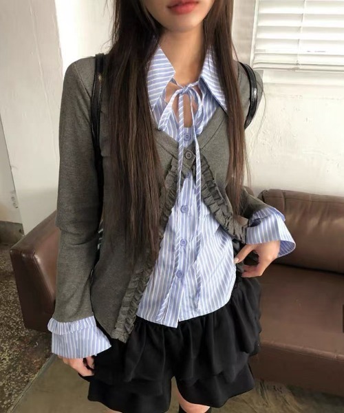 Achic(アシック)の「ストライプシャツレイヤード風フリルカーディガン(シャツ/ブラウス・レディース・グレー・M)」の7枚目の写真