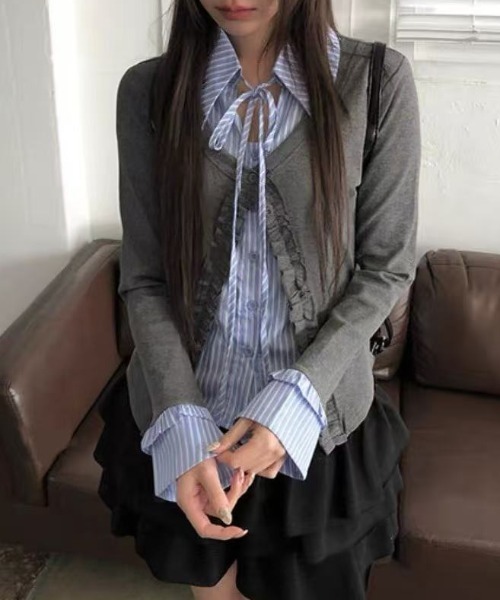 Achic(アシック)の「ストライプシャツレイヤード風フリルカーディガン(シャツ/ブラウス・レディース・グレー・M)」の6枚目の写真
