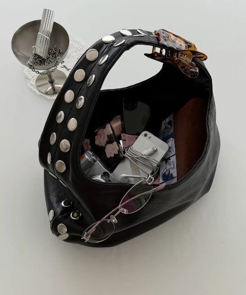 DIAVEL（ディアベル）の「【秋冬新作】2色展開ビッグスタッズワンショルダーホーボーバッグ（ショルダーバッグ・レディース・ブラック/ベージュ・F）」の12枚目の写真