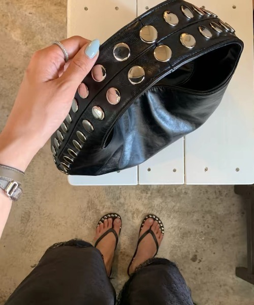 DIAVEL（ディアベル）の「【秋冬新作】2色展開ビッグスタッズワンショルダーホーボーバッグ（ショルダーバッグ・レディース・ブラック/ベージュ・F）」の4枚目の写真
