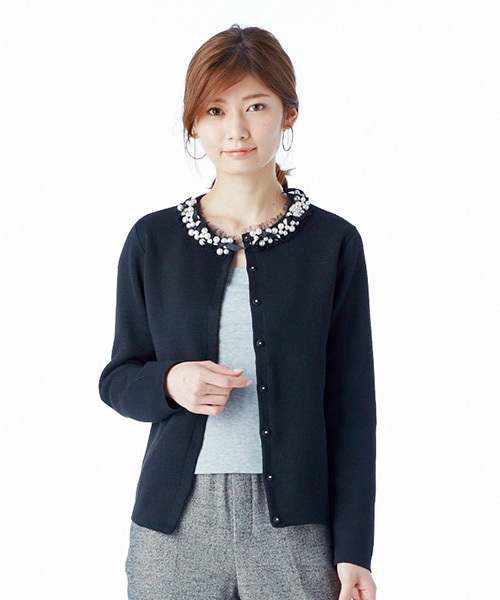 IEDIT（イディット）の「アクセいらずの華やかさ　ビジュー付きミラノリブカーディガン（カーディガン/ボレロ・レディース・グレー/ピンク/ブラック・MEDIUM/SMALL/XX-LARGE/LARGE/X-LARGE）」の2枚目の写真