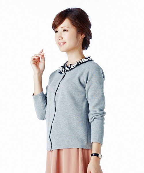 IEDIT（イディット）の「アクセいらずの華やかさ　ビジュー付きミラノリブカーディガン（カーディガン/ボレロ・レディース・グレー/ピンク/ブラック・MEDIUM/SMALL/XX-LARGE/LARGE/X-LARGE）」の9枚目の写真