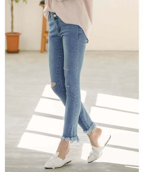 Re:EDIT（リエディ）の「[リエディ]裾フリンジダメージスキニーデニムボトムス/パンツ/デニムパンツ/デザインデニム/スキニーデニム（その他パンツ・レディース・ブルー系その他/インディゴブルー/サックスブルー/ワンウォッシュ・MEDIUM/SMALL）」の2枚目の写真