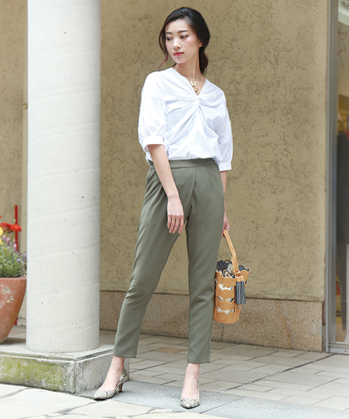 Bou Jeloud（ブージュルード）の「とろみタックテーパードパンツ（スラックス・レディース・ベージュ/ブラック/カーキ/ブルー・38/40/36）」の16枚目の写真