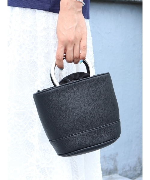 Ungrid（アングリッド）の「メタルハンドルバケットバッグ（ハンドバッグ・レディース・ブラック/レッド/ブラウン・FREE）」の2枚目の写真