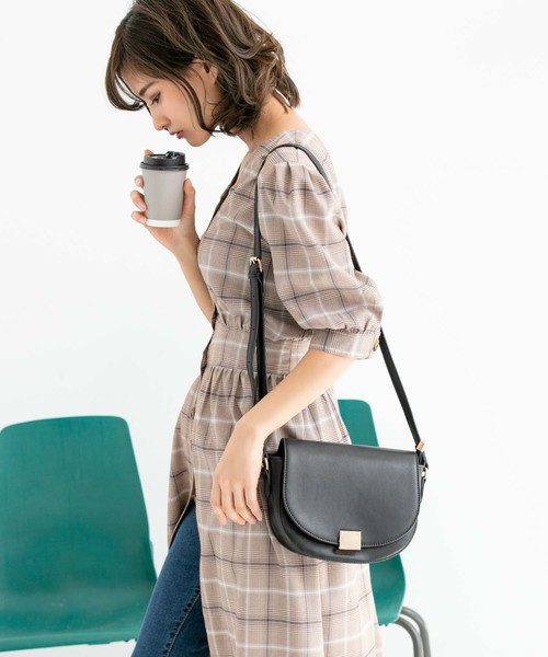 Edit Sheen（エディットシーン）の「セミサークルポシェット（ショルダーバッグ・レディース・ブラック/グレー/カーキ/ネイビー/レッド・FREE）」の2枚目の写真