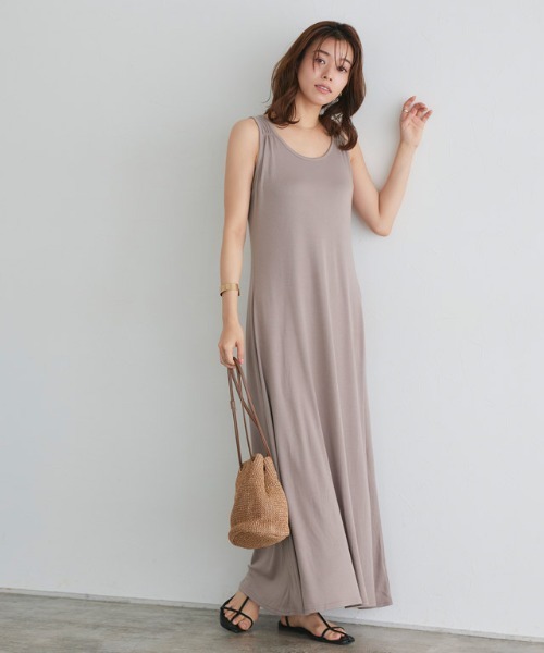 Pierrot（ピエロ）の「●無地ノースリーブ美ラインワンピース ノーマル ロング丈（ワンピース・レディース・パープル系その他2/ブラック/杢グレー/チャコール/ブラウン系その他/カーキオリーブ/ライトカーキ/ネイビー/ブルー系その他/イエロー系その他/ピンク系その他/ブルーパープル・L/M）」の20枚目の写真