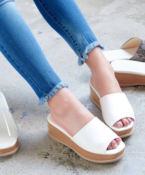 KOBE LETTUCE（コウベレタス）の「厚底ウッド調ウェッジソールワンベルトサボサンダル（サンダル・レディース・パイソン/ゴールド/クリア/ブラウン系その他/ホワイト/ブラック・LL/S/M/L）」の2枚目の写真