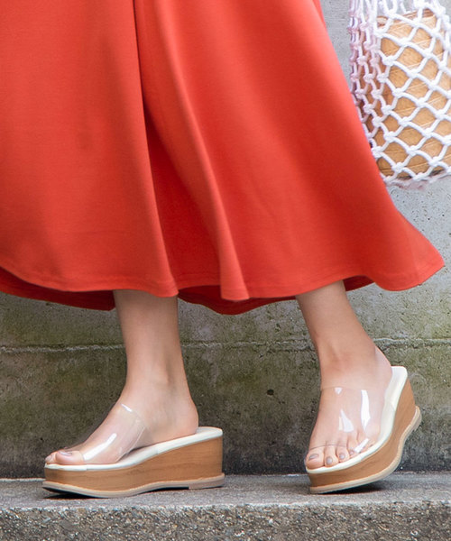 KOBE LETTUCE（コウベレタス）の「厚底ウッド調ウェッジソールワンベルトサボサンダル（サンダル・レディース・パイソン/ゴールド/クリア/ブラウン系その他/ホワイト/ブラック・LL/S/M/L）」の16枚目の写真