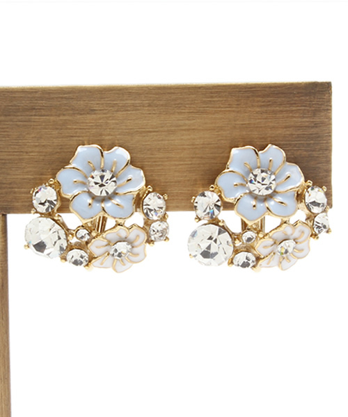 Khaju（カージュ）の「Khaju:スモールフラワーイヤリング（イヤリング・レディース・クリーム/ライトブルー・ONE SIZE）」の2枚目の写真