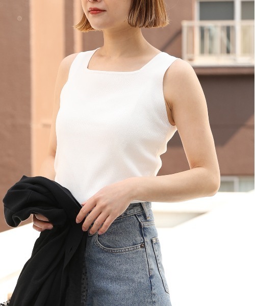 PICCIN(ピッチン)の「ゴム地スクエアネックタンクトップ(タンクトップ・レディース・ブラック/オフホワイト/ブルー/グリーン/グレイッシュベージュ・M)」の1枚目の写真