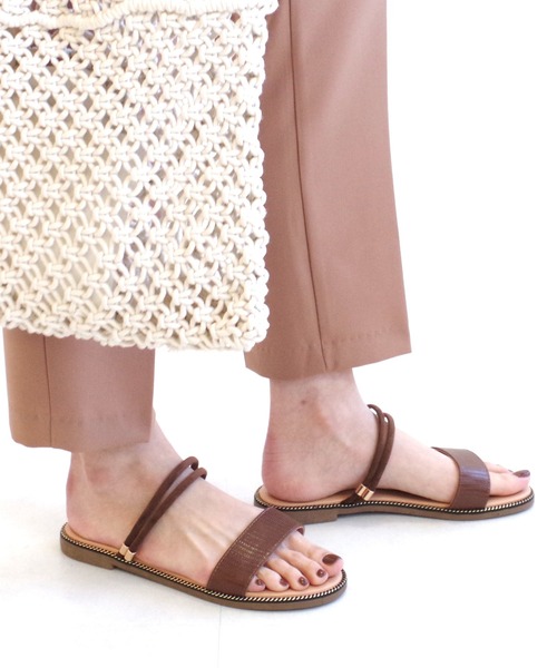 AmiAmi（アミアミ）の「2WAYダブルストラップフラットサンダル（サンダル・レディース・ホワイト×シルバー/パイソン/ブラウン/ブラック/ブラウン系その他/ベージュ/クリアブラック/ダークベージュ/ゼブラ/グリーン/ベージュ系その他/ホワイト/ブラック系その他/オレンジ系その他/シルバー系その他・LL/S/M/L）」の7枚目の写真