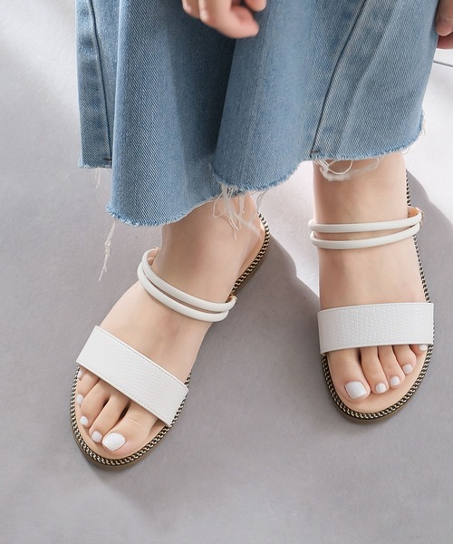 AmiAmi（アミアミ）の「2WAYダブルストラップフラットサンダル（サンダル・レディース・ホワイト×シルバー/パイソン/ブラウン/ブラック/ブラウン系その他/ベージュ/クリアブラック/ダークベージュ/ゼブラ/グリーン/ベージュ系その他/ホワイト/ブラック系その他/オレンジ系その他/シルバー系その他・LL/S/M/L）」の2枚目の写真