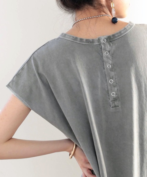 classicalelf（クラシカルエルフ）の「綿100％　絶妙ヴィンテージ。スノーウォッシュ加工2wayヘンリーTシャツ。（Tシャツ/カットソー・レディース・ブラック/グレー/ブルー/モカ/グレイッシュベージュ・MEDIUM/LARGE/X-LARGE）」の15枚目の写真