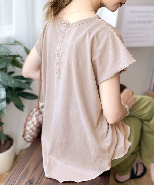 classicalelf（クラシカルエルフ）の「綿100％　絶妙ヴィンテージ。スノーウォッシュ加工2wayヘンリーTシャツ。（Tシャツ/カットソー・レディース・ブラック/グレー/ブルー/モカ/グレイッシュベージュ・MEDIUM/LARGE/X-LARGE）」の17枚目の写真