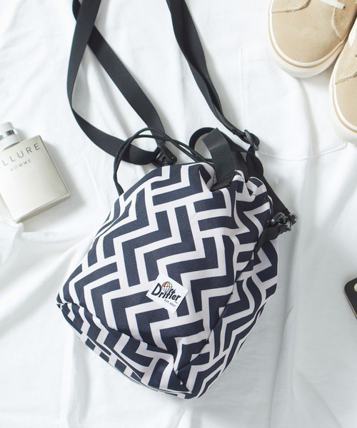 Drifter（ドリフター）の「【Drifter】/DRAWSTRING POUCH ドリフター円マチドローストリングショルダーバッグ ※（ショルダーバッグ・レディース・ブラック/ダークブラウン/ベージュ/ブラウン/レオパード/アニマル/グリーン/ピンク/ブルー/ネイビー/パープル/その他1/グレー/その他2/その他4/その他5/その他3/グリーン系その他2/イエロー/その他7/その他8/バーガンディー/その他9/カモフラージュ・FREE）」の19枚目の写真