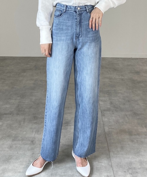 She's Closet（シーズクローゼット）の「裾カットオフハイウエストストレートデニムパンツ（デニムパンツ・レディース・ライトブルー/ブラック/パープル/オフホワイト/ブルー・S/M）」の4枚目の写真