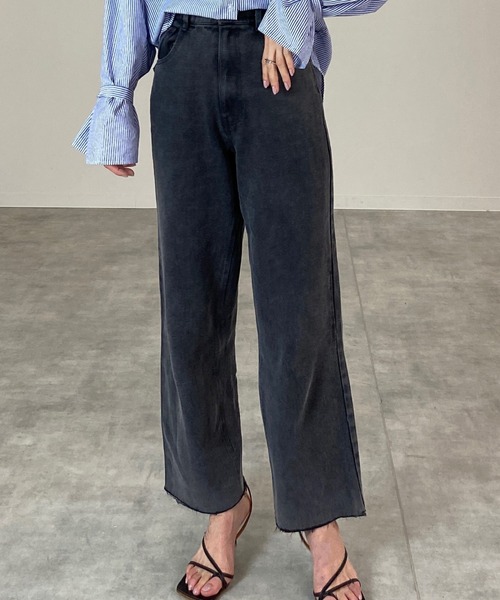 She's Closet（シーズクローゼット）の「裾カットオフハイウエストストレートデニムパンツ（デニムパンツ・レディース・ライトブルー/ブラック/パープル/オフホワイト/ブルー・S/M）」の3枚目の写真