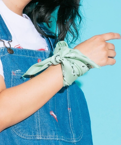 HAV-A-HANK（ハバハンク ）の「HAV-A-HANK/ハバハンク ペイズリー柄 バンダナ スカーフ MADE IN USA 2026年 夏 夏服（バンダナ/スカーフ・メンズ・ライトブルー/ダークグリーン/ベージュ/パープル/ピンク/イエロー/オレンジ/ブルー/ホワイト/ブラック/ネイビー/レッド/ブラック系その他/ミント/ネイビー×ホワイト/ブルー系その他/オリーブ/プラム/ブラウン系その他/パープル系その他/グリーン系その他/シルバー/チャコールグレー・ONE SIZE）」の9枚目の写真