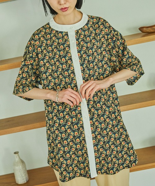 VACANCY（ヴァカンシー）の「クレリック花柄ハーフシャツ（シャツ/ブラウス・レディース・ブラック/グリーン・FREE）」の3枚目の写真