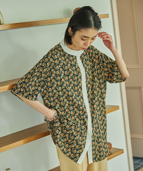 VACANCY（ヴァカンシー）の「クレリック花柄ハーフシャツ（シャツ/ブラウス・レディース・ブラック/グリーン・FREE）」の4枚目の写真