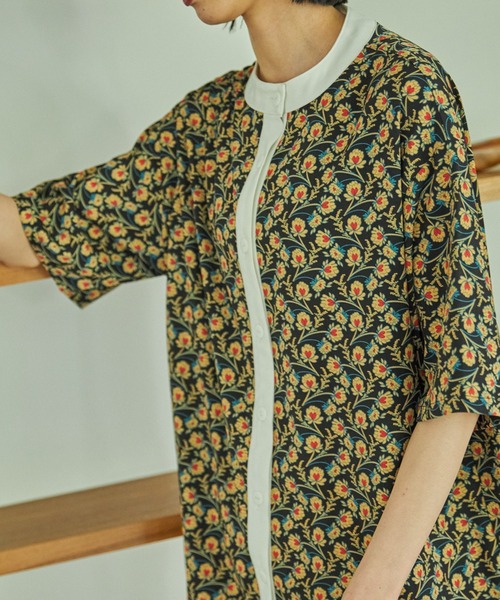 VACANCY（ヴァカンシー）の「クレリック花柄ハーフシャツ（シャツ/ブラウス・レディース・ブラック/グリーン・FREE）」の10枚目の写真