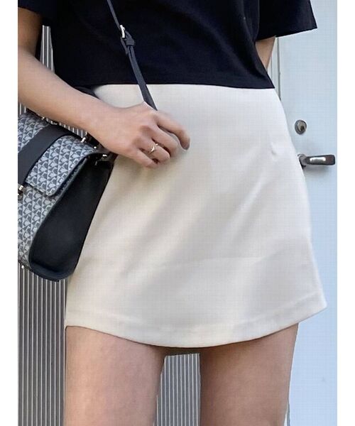 EMODA(エモダ)の「カーブミニスカート(スカート・レディース・ホワイト/ブラック/その他・SMALL/MEDIUM)」の1枚目の写真
