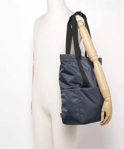 incase（インケース）の「Compass Tote With Flight Nylon（ショルダーバッグ・メンズ・ネイビー・ONE SIZE）」の5枚目の写真