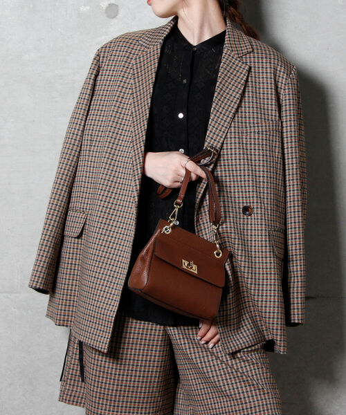 AULENTTI（オウレンティ）の「【AULENTTI/オーレンティ】ひねり金具フラップミニポシェット（ショルダーバッグ・レディース・ブラウン/ブラック・FREE）」の4枚目の写真