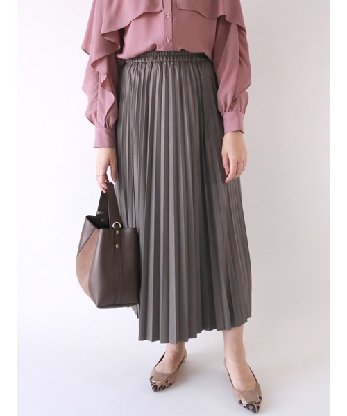 Te chichi（テチチ）の「フェイクレザーロングプリーツスカート（スカート・レディース・ベージュ/グリーン/チャコール・ﾌﾘ-）」の2枚目の写真