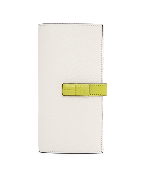 LOEWE(ロエベ)の「バーティカル ウォレット ラージ (グレインカーフ)(財布・レディース・ライトピンク/ベージュ系その他/グリーン系その他/ブラウン系その他/グリーン系その他2/ピンク×イエロー/グレー/ホワイト×ライム/グリーン系その他4/グリーン系その他5・ONE SIZE)」の2枚目の写真