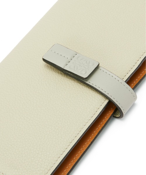 LOEWE(ロエベ)の「バーティカル ウォレット ラージ (グレインカーフ)(財布・レディース・ライトピンク/ベージュ系その他/グリーン系その他/ブラウン系その他/グリーン系その他2/ピンク×イエロー/グレー/ホワイト×ライム/グリーン系その他4/グリーン系その他5・ONE SIZE)」の20枚目の写真