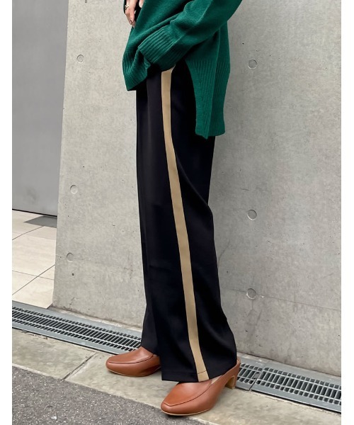 Re:EDIT（リエディ）の「[低身長/高身長サイズ有]選べる2TYPEとろみクロスセンタープレスサイドラインパンツ（その他パンツ・レディース・ブラック/ベージュ/パープル/キャメル/ラベンダー/ブラック系その他/ベージュ系その他/ブラウン系その他・MEDIUM/LARGE/SHORT/TALL）」の2枚目の写真