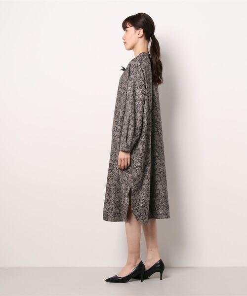 Samansa Mos2 blue（サマンサモスモスブルー）の「細コール花柄シャツワンピース（シャツワンピース・レディース・ベージュ/パープル/チャコール・ﾌﾘ-）」の4枚目の写真