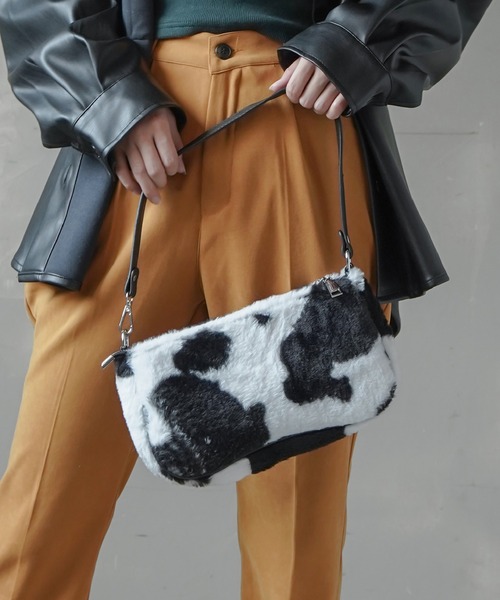 SPINNS(スピンズ)の「【2WAY仕様】柄エコファーバケットバッグ(ショルダーバッグ・レディース・B/C/A・ONESIZE)」の2枚目の写真