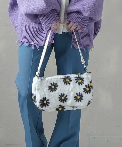 SPINNS(スピンズ)の「【2WAY仕様】柄エコファーバケットバッグ(ショルダーバッグ・レディース・B/C/A・ONESIZE)」の3枚目の写真