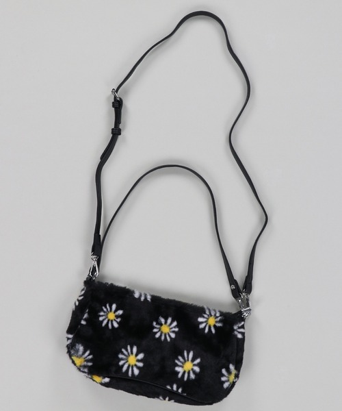 SPINNS(スピンズ)の「【2WAY仕様】柄エコファーバケットバッグ(ショルダーバッグ・レディース・B/C/A・ONESIZE)」の4枚目の写真