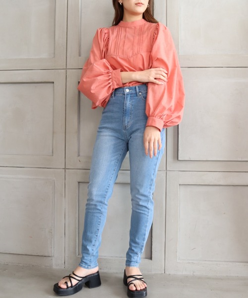 moment+（モーメントプラス）の「T/Cシャンブレー スタンドカラーボリュームスリーブピンタックブラウス（シャツ/ブラウス・レディース・ブラウン/オフホワイト/オレンジ/ナチュラル/イエロー×グリーン・M）」の15枚目の写真