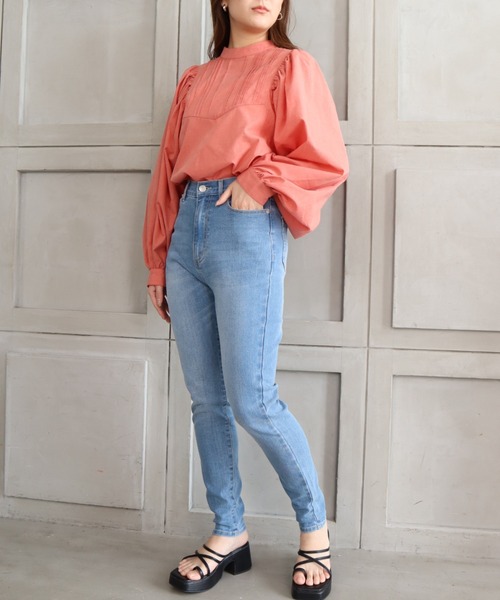 moment+（モーメントプラス）の「T/Cシャンブレー スタンドカラーボリュームスリーブピンタックブラウス（シャツ/ブラウス・レディース・ブラウン/オフホワイト/オレンジ/ナチュラル/イエロー×グリーン・M）」の16枚目の写真